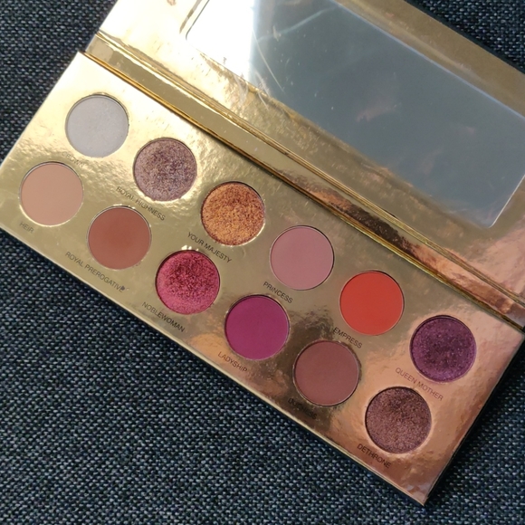 Coloured Raine Queen of hearts palette
